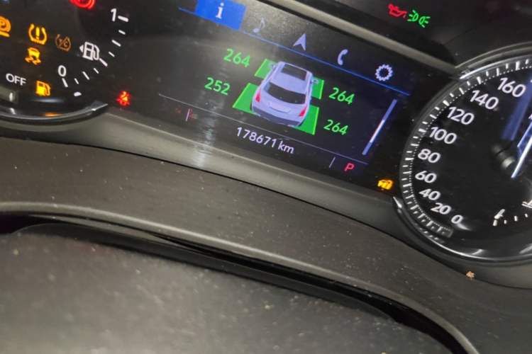 Used Cadillac XT5 2020 28T Luxury Version Odometer Close Up