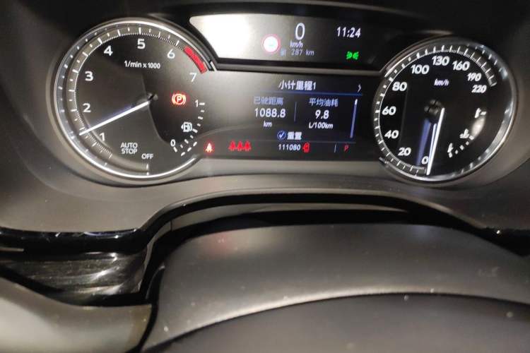 Used Cadillac XT5 2020 28T Luxury Version Odometer Close Up
