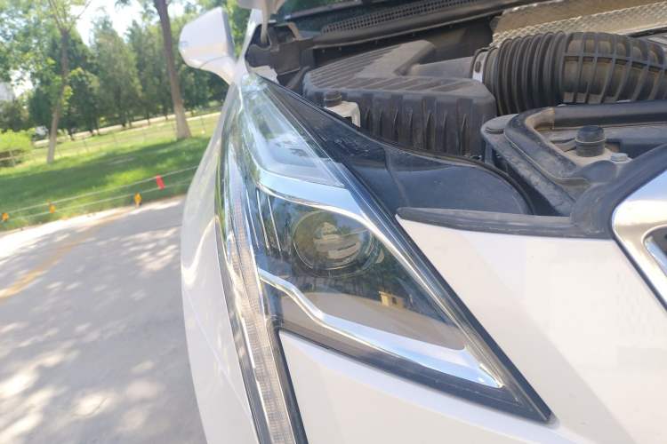 Used Cadillac XT5 2020 28T Luxury Version Right Front Headlight