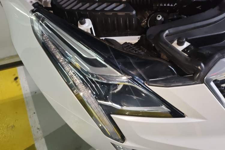 Used Cadillac XT5 2020 28T Luxury Version Right Front Headlight