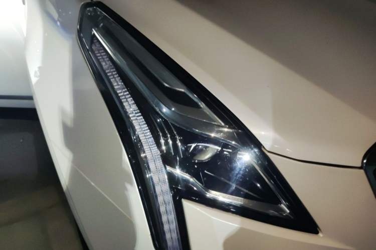 Used Cadillac XT5 2020 28T Luxury Version Right Front Headlight