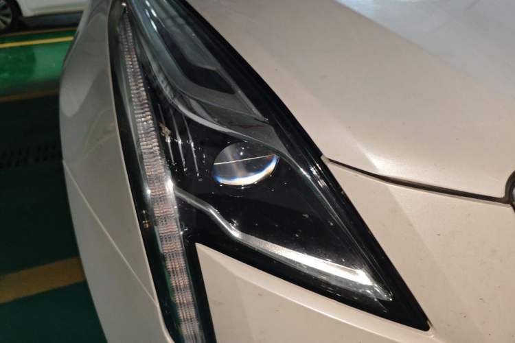 Used Cadillac XT5 2020 28T Luxury Version Right Front Headlight