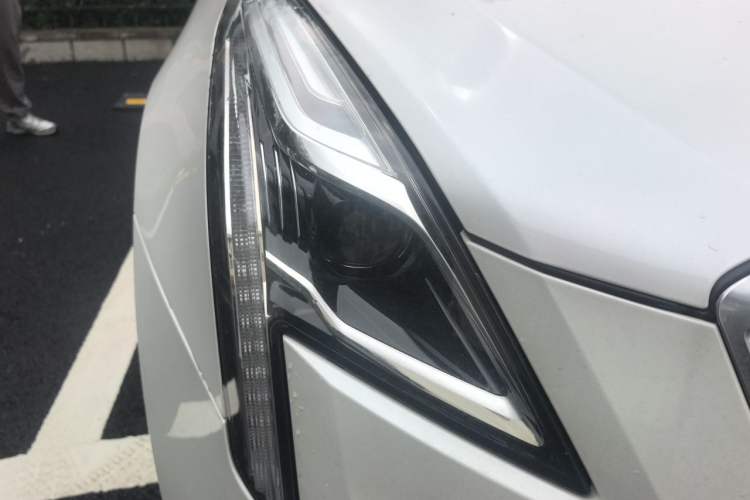 Used Cadillac XT5 2020 28T Luxury Version Right Front Headlight