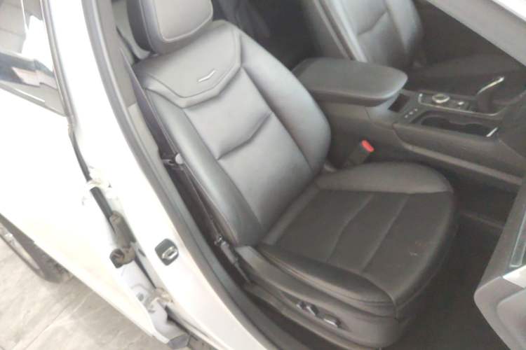 Used Cadillac XT5 2020 28T Luxury Version Right Front Seat