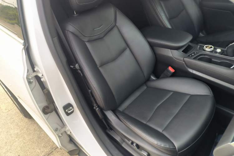 Used Cadillac XT5 2020 28T Luxury Version Right Front Seat