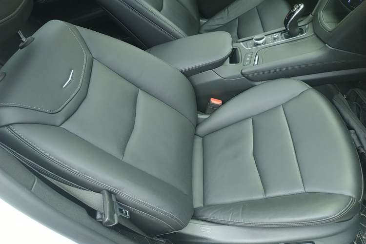 Used Cadillac XT5 2020 28T Luxury Version Right Front Seat