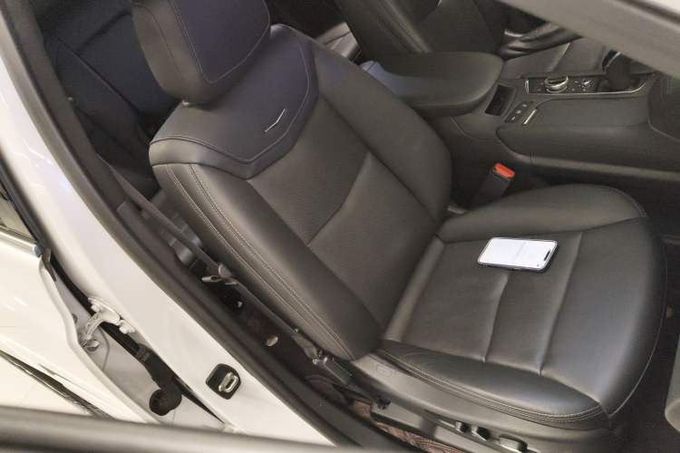 Used Cadillac XT5 2020 28T Luxury Version Right Front Seat