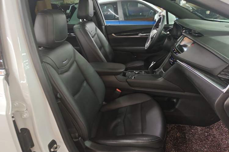 Used Cadillac XT5 2020 28T Luxury Version Right Front Seat