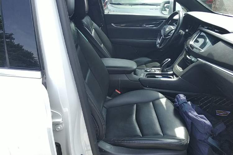 Used Cadillac XT5 2020 28T Luxury Version Right Front Seat