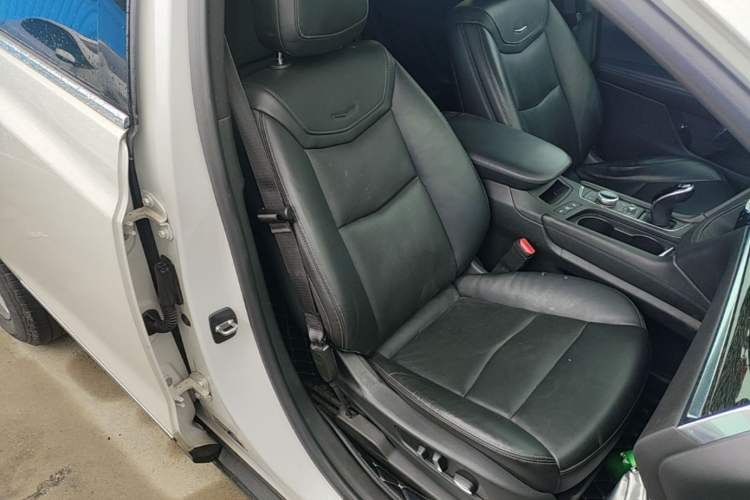 Used Cadillac XT5 2020 28T Luxury Version Right Front Seat