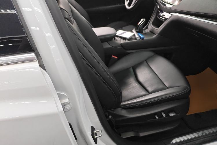 Used Cadillac XT5 2020 28T Luxury Version Right Front Seat