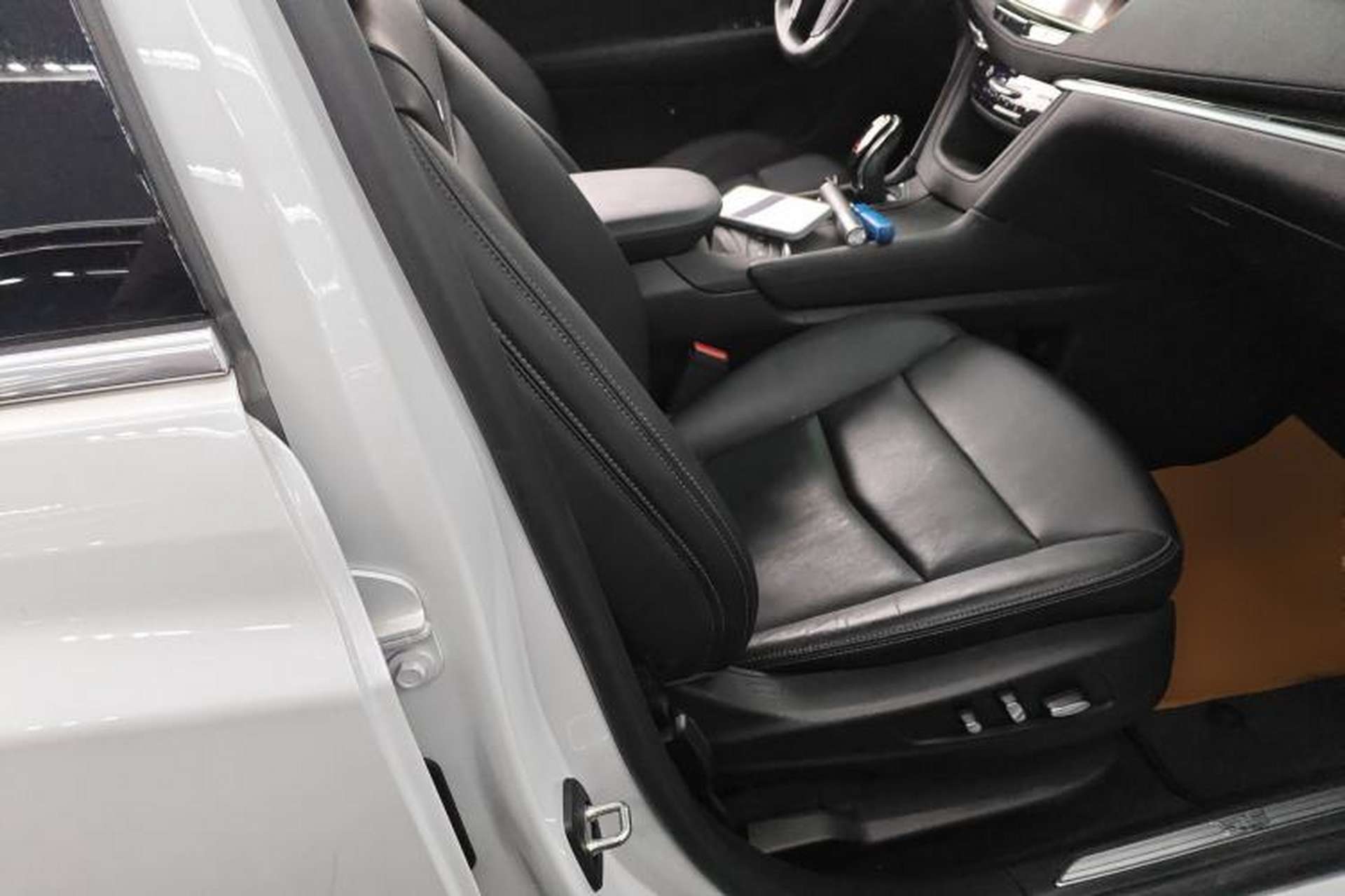 Used Cadillac XT5 2020 28T Luxury Version Right Front Seat