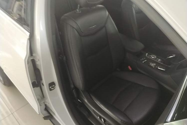 Used Cadillac XT5 2020 Revised Version 28T Luxury Edition Right Front Seat