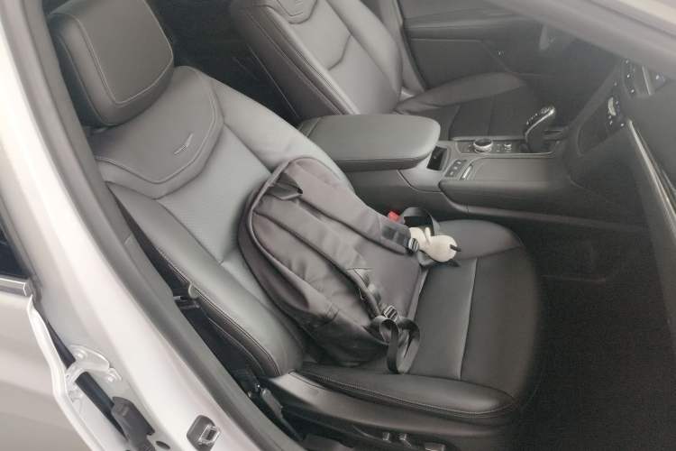 Used Cadillac XT5 2020 28T Luxury Version Right Front Seat