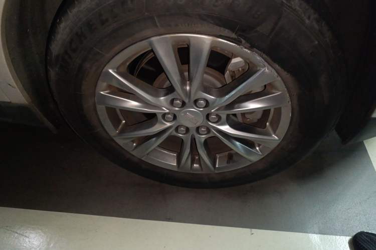 Used Cadillac XT5 2020 Revised Version 28T Four-Wheel Drive Luxury Edition Right Front Wheel Hub