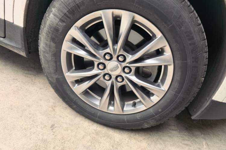 Used Cadillac XT5 2020 28T Luxury Version Right Front Wheel Hub