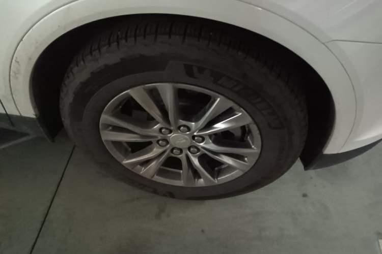 Used Cadillac XT5 2020 28T Luxury Version Right Front Wheel Hub