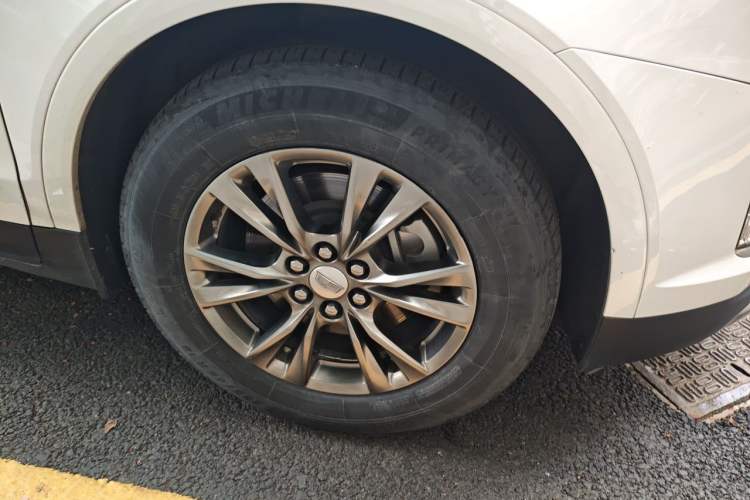 Used Cadillac XT5 2020 28T Luxury Version Right Front Wheel Hub