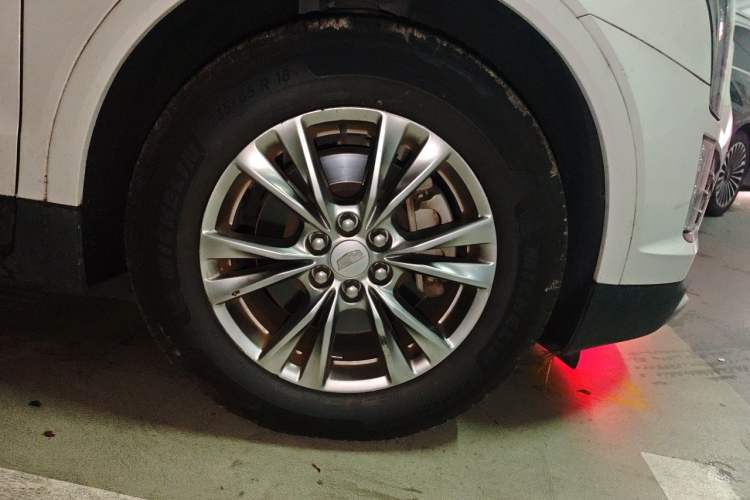 Used Cadillac XT5 2020 28T Luxury Version Right Front Wheel Hub