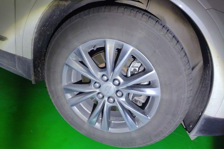 Used Cadillac XT5 2020 28T Luxury Version Right Front Wheel Hub