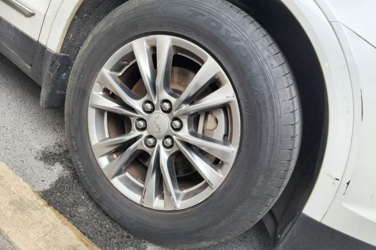 Used Cadillac XT5 2020 28T Luxury Version Right Front Wheel Hub