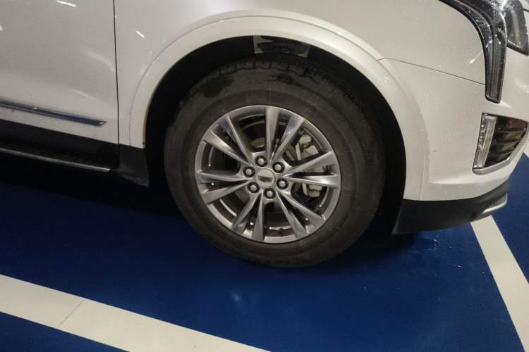 Used Cadillac XT5 2020 28T Four-Wheel Drive Luxury Version Right Front Wheel Hub