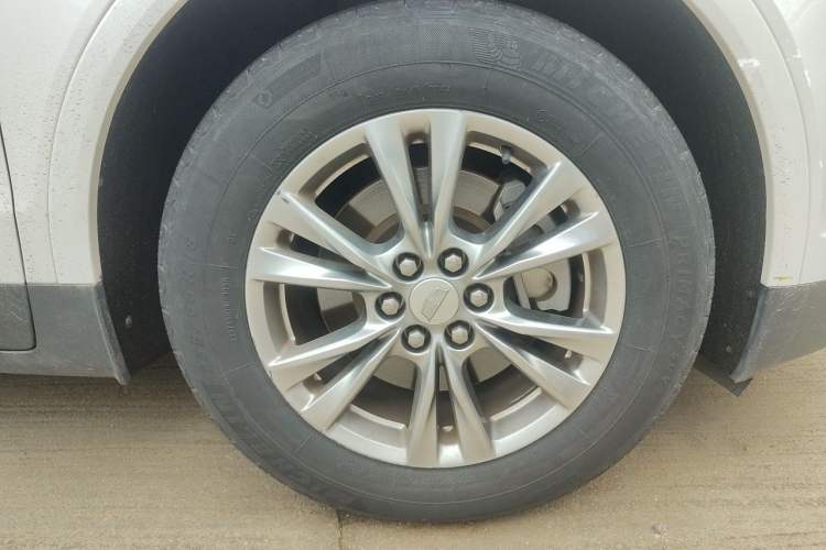 Used Cadillac XT5 2020 Revised Version 28T Luxury Edition Right Front Wheel Hub