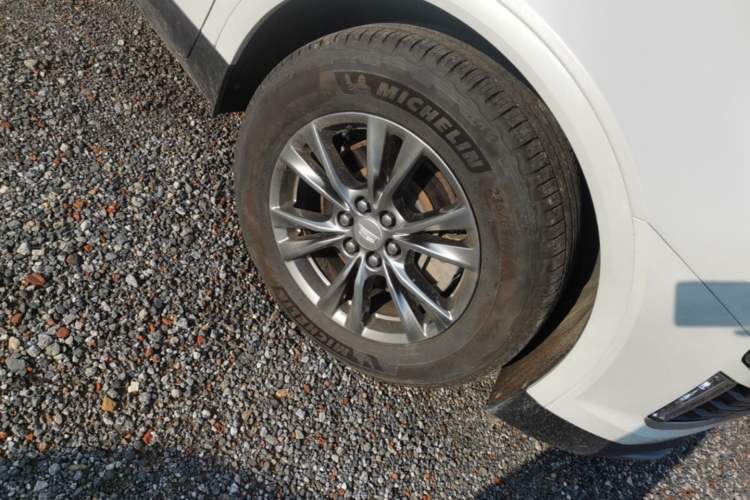 Used Cadillac XT5 2020 28T Four-Wheel Drive Luxury Version Right Front Wheel Hub