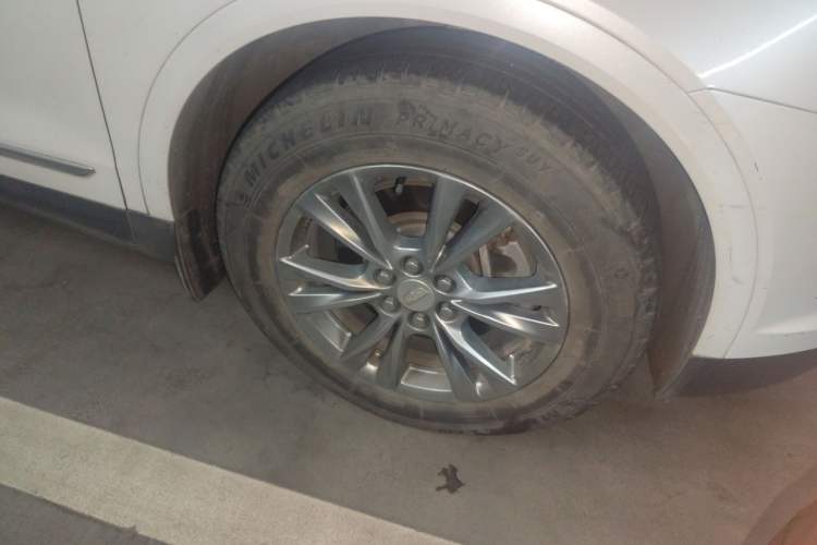 Used Cadillac XT5 2020 28T Luxury Version Right Front Wheel Hub