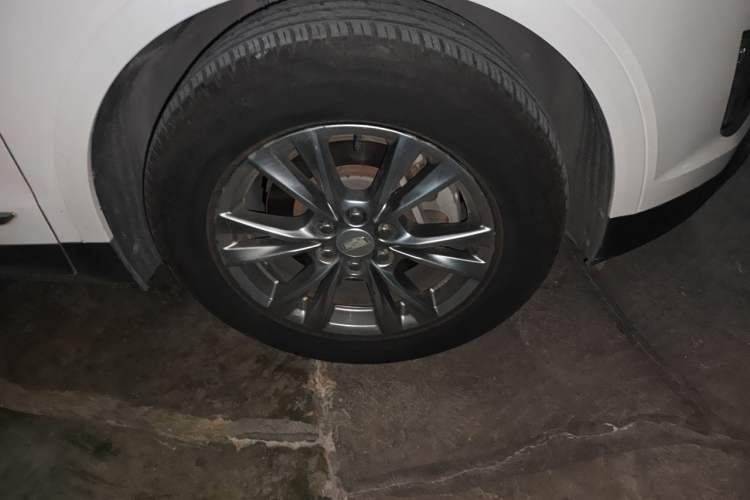 Used Cadillac XT5 2020 28T Luxury Version Right Front Wheel Hub