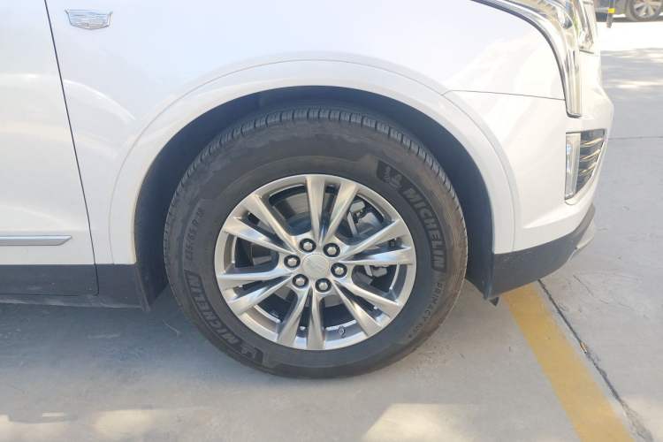 Used Cadillac XT5 2020 28T Luxury Version Right Front Wheel Hub