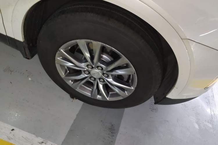 Used Cadillac XT5 2020 28T Luxury Version Right Front Wheel Hub