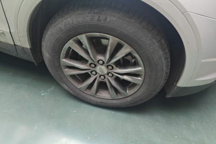 Used Cadillac XT5 2020 28T Luxury Version Right Front Wheel Hub