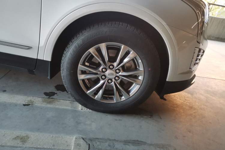 Used Cadillac XT5 2020 28T Luxury Version Right Front Wheel Hub