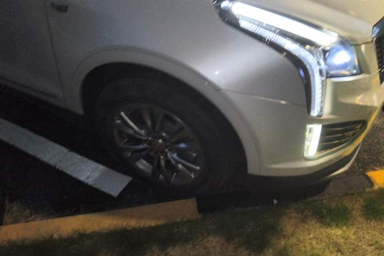 Used Cadillac XT5 2020 Revised Version 28T Luxury Edition Right Front Wheel Hub