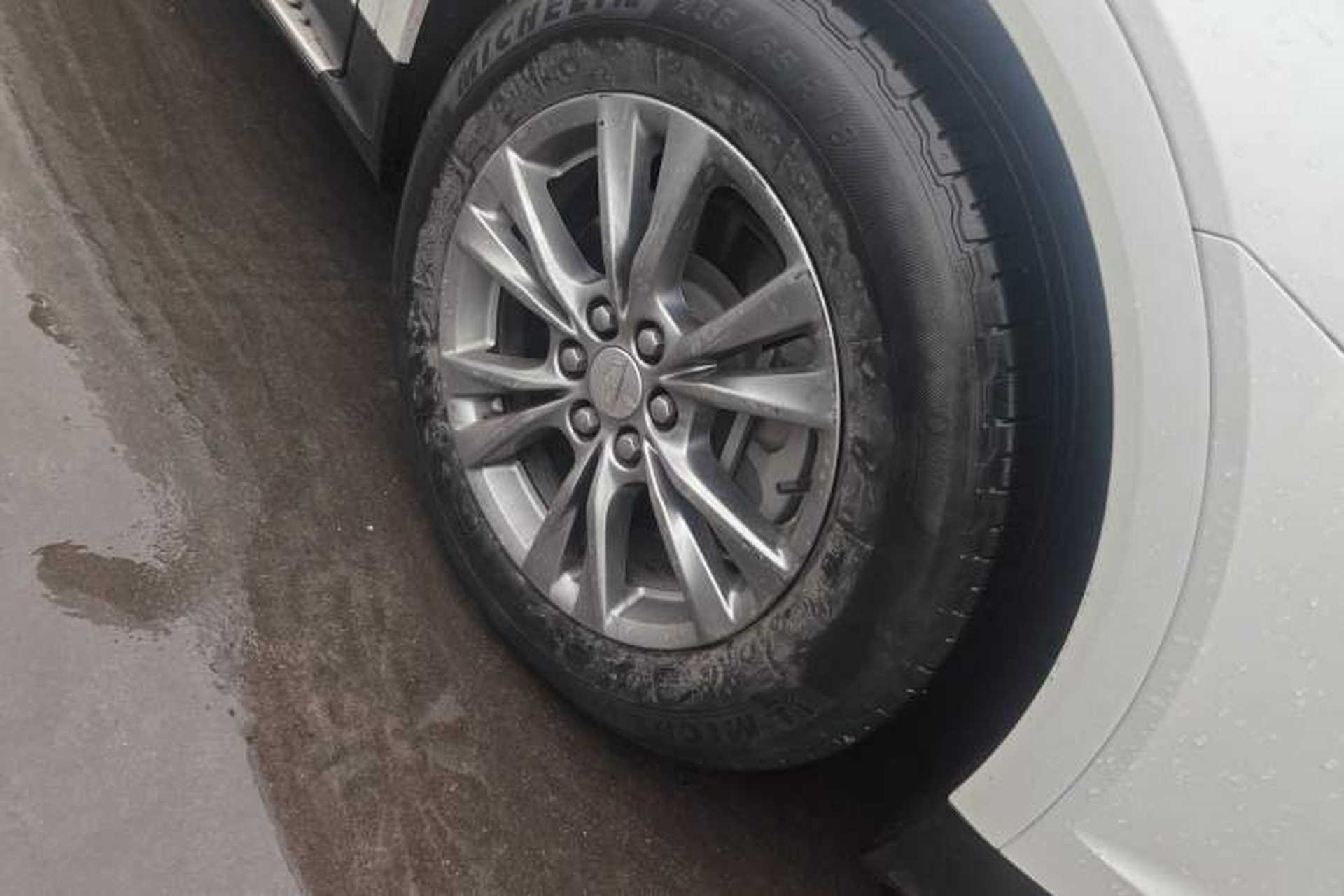 Used Cadillac XT5 2020 28T Luxury Version Right Front Wheel Hub