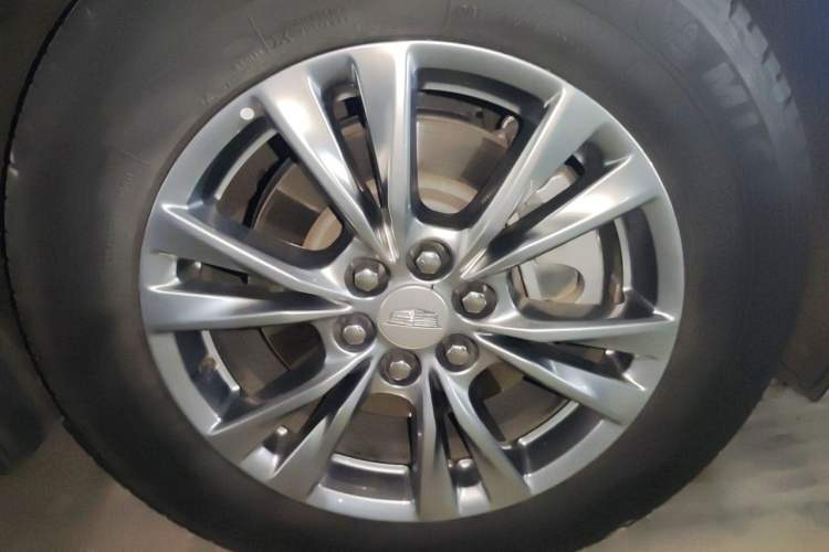 Used Cadillac XT5 2020 28T Luxury Version Right Front Wheel Hub