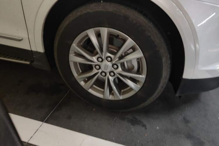Used Cadillac XT5 2020 28T Luxury Version Right Front Wheel Hub