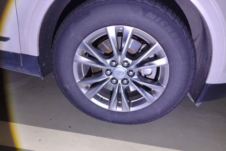 Used Cadillac XT5 2020 Revised Version 28T Luxury Edition Right Front Wheel Hub