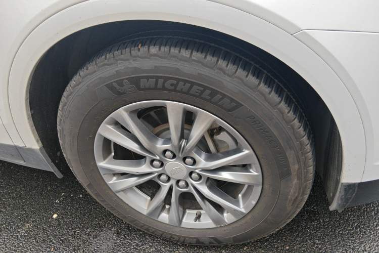 Used Cadillac XT5 2020 28T Luxury Version Right Front Wheel Hub