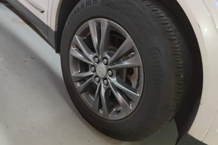 Used Cadillac XT5 2020 28T Luxury Version Right Front Wheel Hub