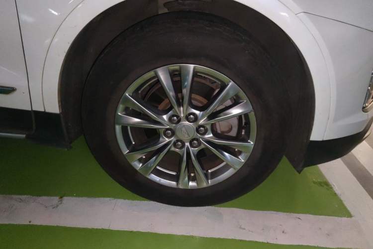 Used Cadillac XT5 2020 28T Luxury Version Right Front Wheel Hub