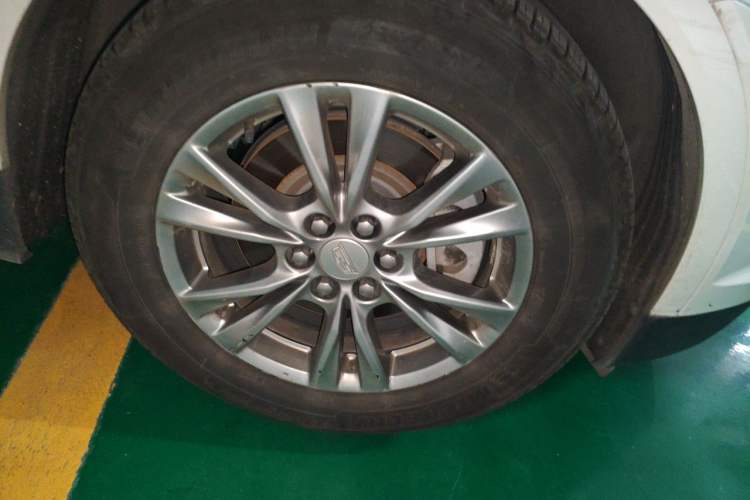 Used Cadillac XT5 2020 28T Luxury Version Right Front Wheel Hub