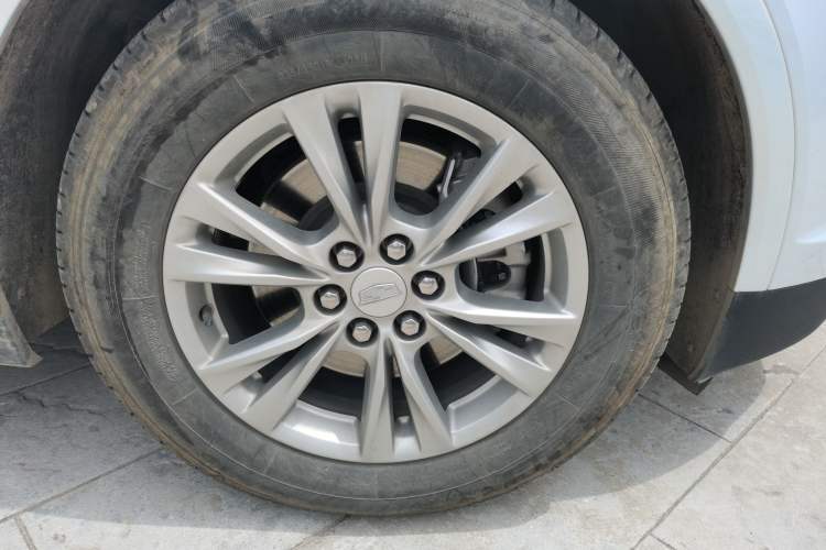 Used Cadillac XT5 2020 Revised Version 28T Luxury Edition Right Front Wheel Hub