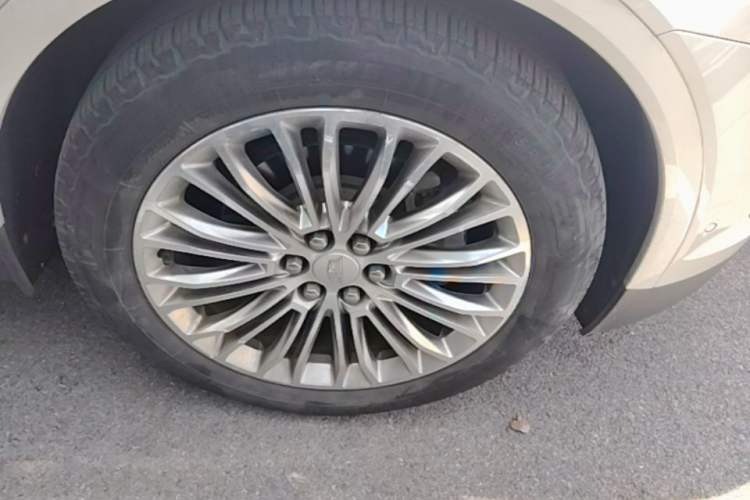 Used Cadillac XT5 2020 28T 4x4 Platinum Sport Edition Right Front Wheel Hub