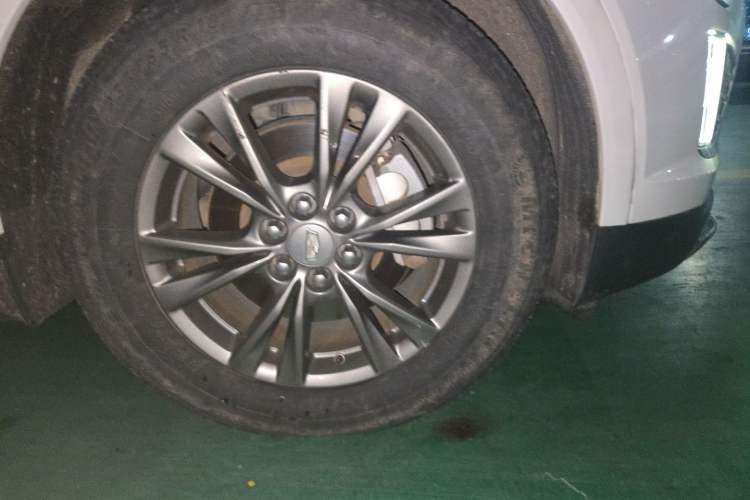 Used Cadillac XT5 2020 28T Luxury Version Right Front Wheel Hub