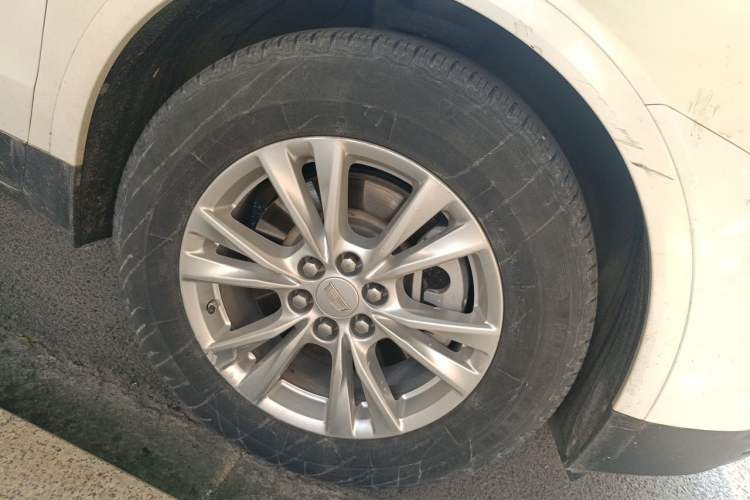 Used Cadillac XT5 2020 28T Four-Wheel Drive Tech Version Right Front Wheel Hub