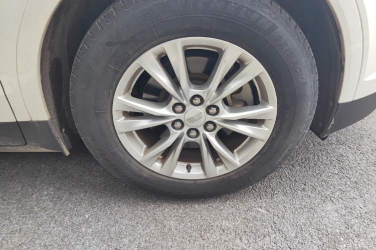 Used Cadillac XT5 2020 28T Tech Edition Right Front Wheel Hub