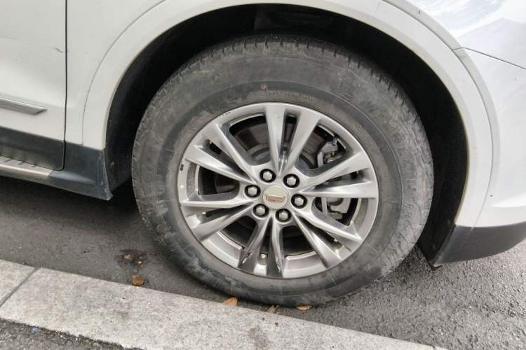 Used Cadillac XT5 2020 28T Luxury Version Right Front Wheel Hub