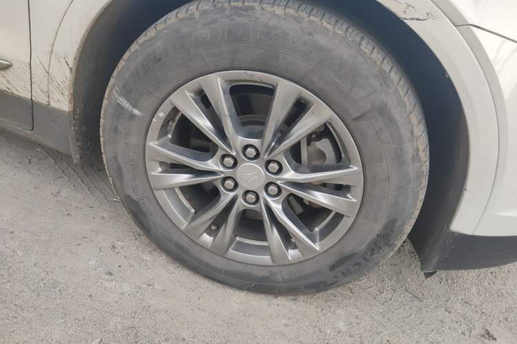 Used Cadillac XT5 2020 28T Luxury Version Right Front Wheel Hub